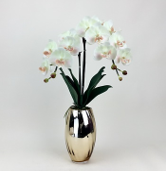 Arranjo de orquidea artificial branca e marrom no vaso dourado