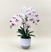 Arranjo de orquidea artificial branca e rosa no vaso branco