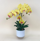 Arranjo de orquidea artificial amarelo e vermelho no vaso branco