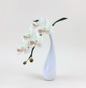 Arranjo de orquidea artificial branca e marrom no vaso branco