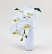 Arranjo de orquidea artificial branca e amarelo no vaso branco