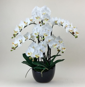 Arranjo de orquidea artificial branco e amarelo no vaso preto