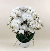 Arranjo de orquidea artificial branco no vaso branco