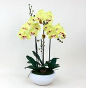 Arranjo de orquidea artificial amarelo e rosa no vaso branco