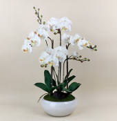 Arranjo de orquidea artificial amarelo no vaso branco