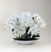 Arranjo de orquidea artificial branco no vaso redondo branco